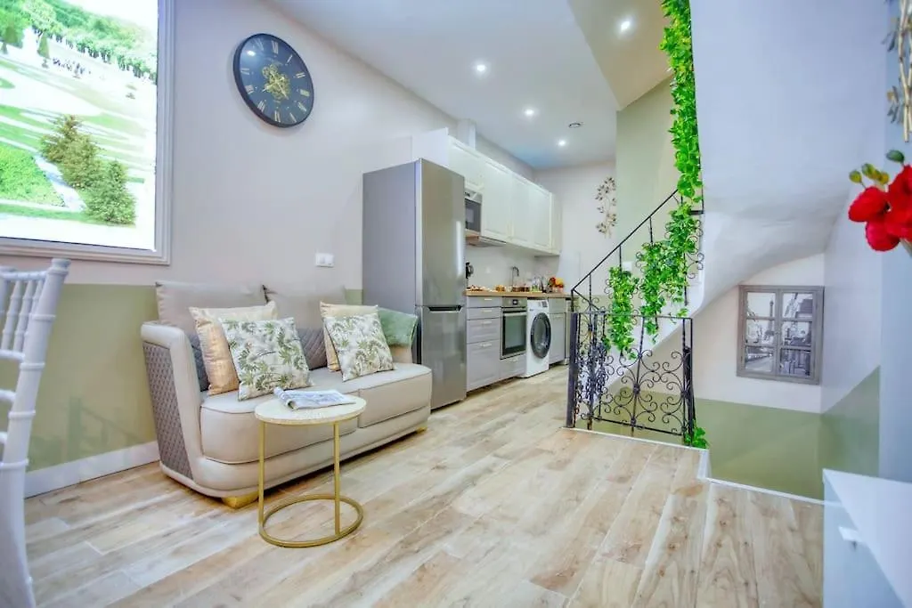 Le Nid Parisien Triplex Cosy Et Chaleureux Apartment 0*, Paris