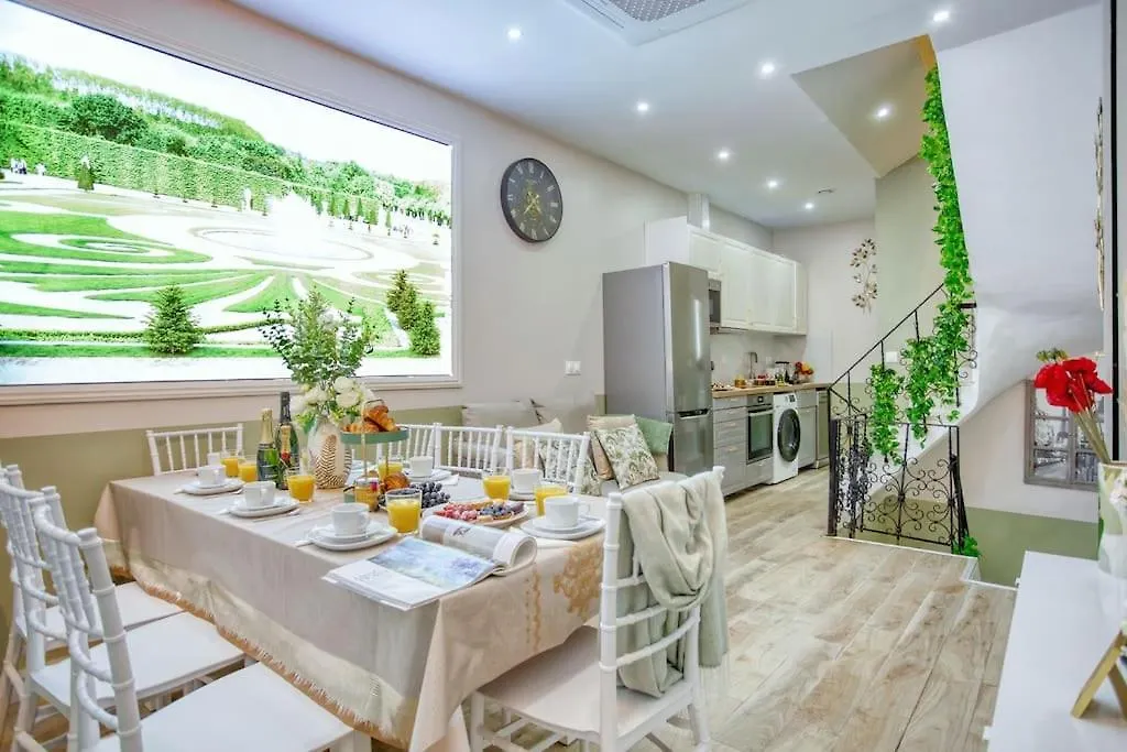 Le Nid Parisien Triplex Cosy Et Chaleureux Apartment 0*, Paris