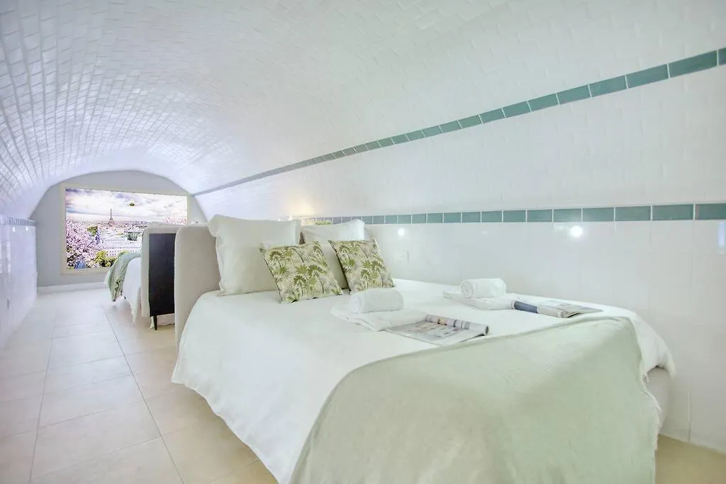 Le Nid Parisien Triplex Cosy Et Chaleureux Apartment 0*, Paris
